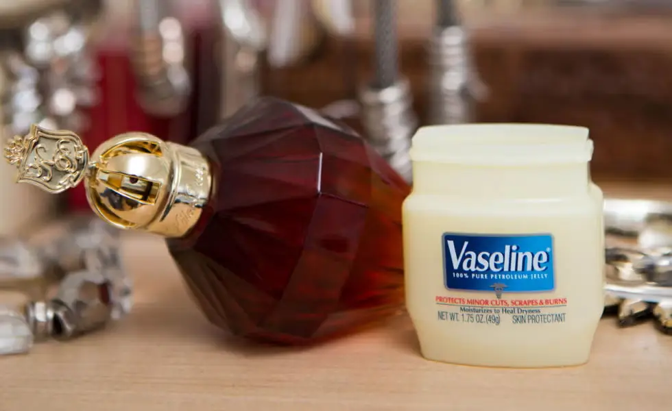 استفاده از وازلین برای ماندگاری عطر